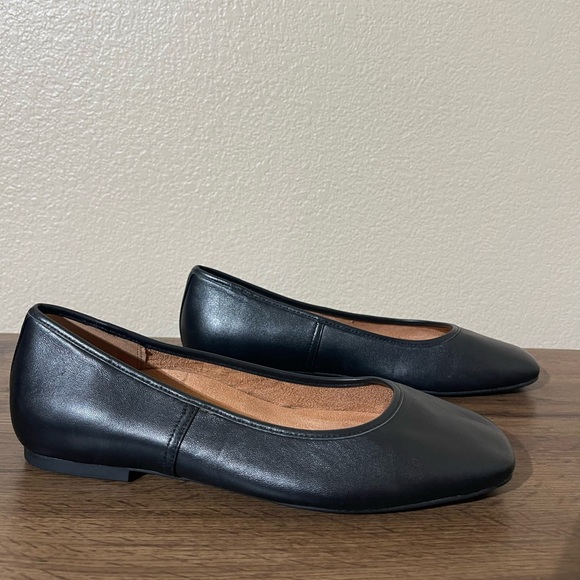 Vionic Black Leather Flats - Picture 2 of 6
